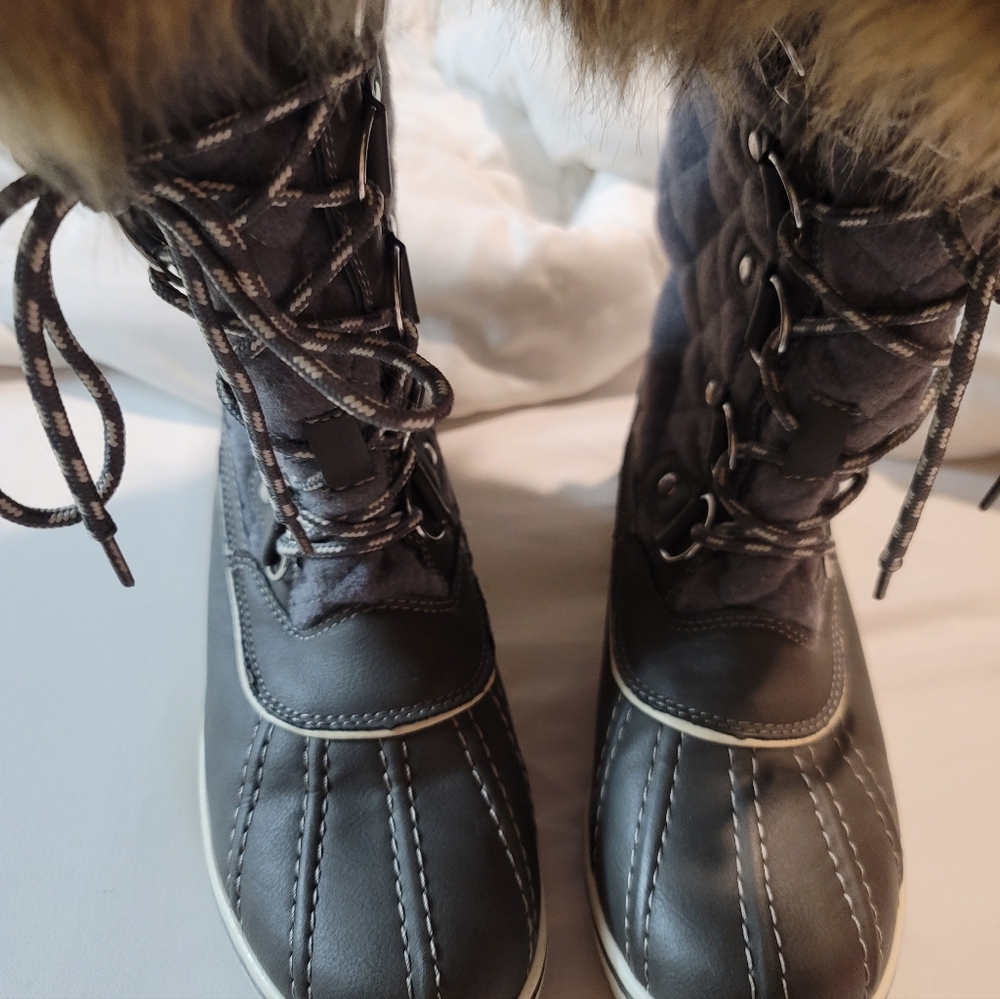 Gray Quilted Winter Boots with Fur Trim